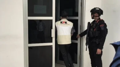 Tim KPK saat memasuki Ruangan Kepala PBJ Lombok Barat untuk melakukan penggeledahan, Kamis, 23 Juli 2026.