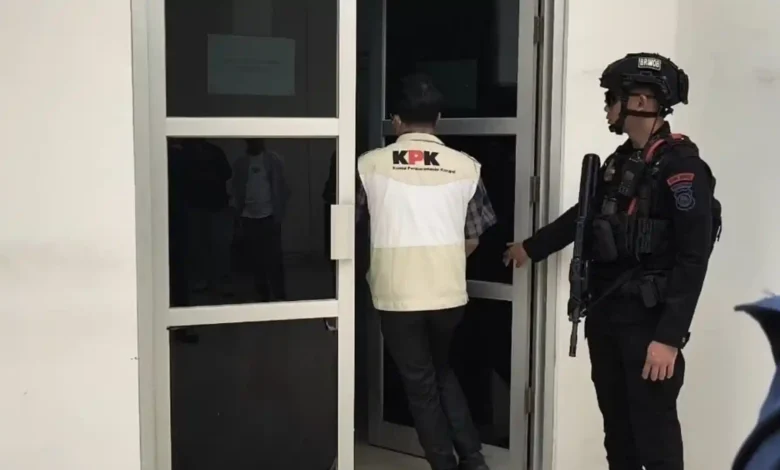 Tim KPK saat memasuki Ruangan Kepala PBJ Lombok Barat untuk melakukan penggeledahan, Kamis, 23 Juli 2026.