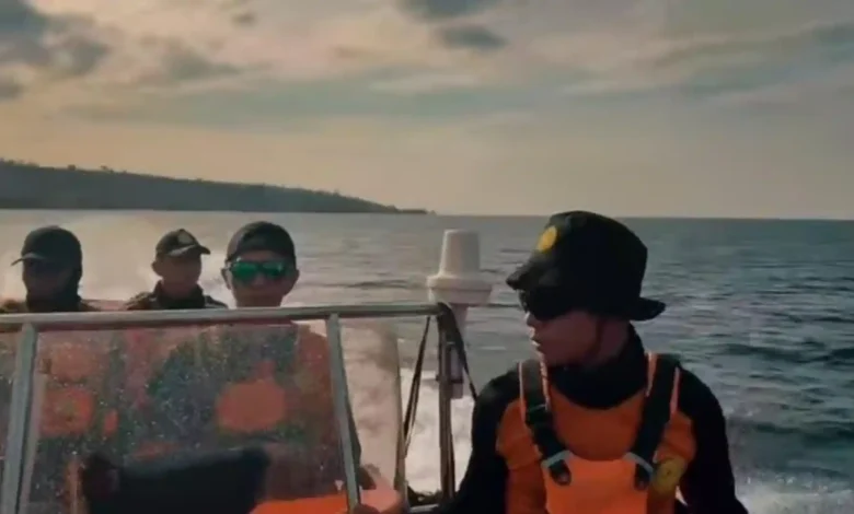Tim SAR Mataram melaksanakan pencarian hari kedua terhadap nelayan yang hilang di perairan Pulau Sangiang, Kamis, 23 Juli 2026.