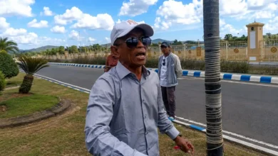 Warga Batu Layar, Junaidi, berorasi sambil menyembelih seekor ayam di depan Kantor Bupati Lombok Barat saat tim KPK menggeledah kantor tersebut, Kamis, 23 Juli 2026.
