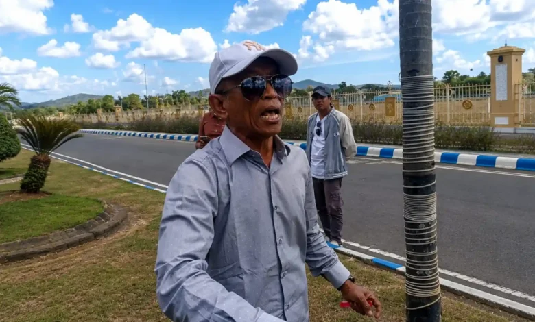 Warga Batu Layar, Junaidi, berorasi sambil menyembelih seekor ayam di depan Kantor Bupati Lombok Barat saat tim KPK menggeledah kantor tersebut, Kamis, 23 Juli 2026.