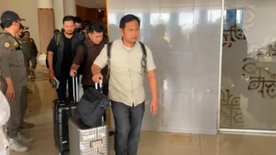 Tim KPK membawa sejumlah koper berisikan dokumen usai menggeledah sejumlah ruangan di Kantor Bupati Lombok Barat, Kamis, 23 Juli 2026.