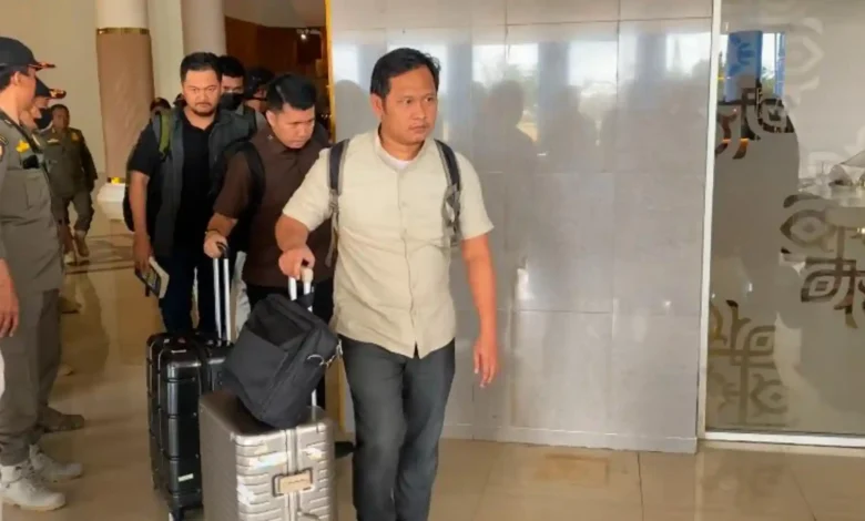 Tim KPK membawa sejumlah koper berisikan dokumen usai menggeledah sejumlah ruangan di Kantor Bupati Lombok Barat, Kamis, 23 Juli 2026.