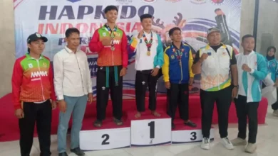 Para atlet peraih medali cabor Hapkido Porprov XII NTB foto bersama pengurus dan pelatih saat penyerahan medali di Aula Hanipati, Taliwang, Sumbawa Barat.