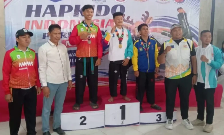 Para atlet peraih medali cabor Hapkido Porprov XII NTB foto bersama pengurus dan pelatih saat penyerahan medali di Aula Hanipati, Taliwang, Sumbawa Barat.