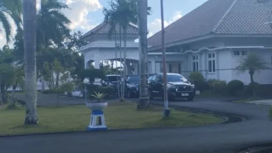 Beberapa mobil penyidik KPK yang ada di depan pendopo Bupati Lombok Barat, Kamis, 23 Juli 2026.