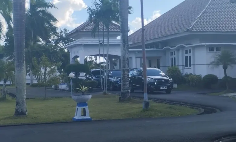 Beberapa mobil penyidik KPK yang ada di depan pendopo Bupati Lombok Barat, Kamis, 23 Juli 2026.
