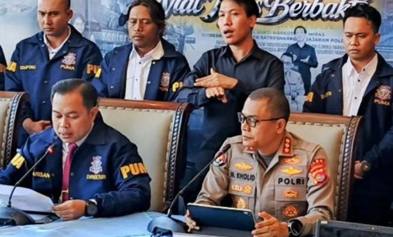 Polda NTB memaparkan pengungkapan kasus jaringan pemalsuan STNK dalam konferensi pers pada Kamis, 23 Juli 2026.