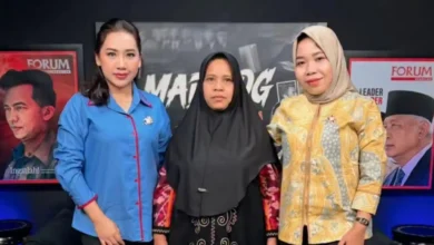 Tim Hotman 911, Putri Maya Rumanti (kanan) dan Titi Tantri (kanan) saat bersama salah satu keluarga korban santri terbakar.