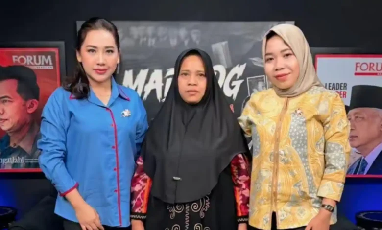 Tim Hotman 911, Putri Maya Rumanti (kanan) dan Titi Tantri (kanan) saat bersama salah satu keluarga korban santri terbakar.