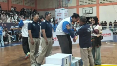 Ketua KONI Lobar, Abubakar Abdullah (kedua dari kanan) saat mengalungkan medali ke salah satu atlet, Rabu, 23 Juli 2026.