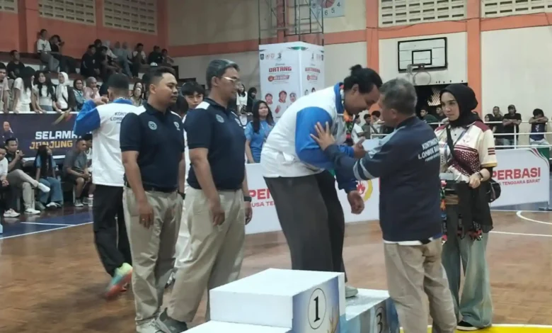 Ketua KONI Lobar, Abubakar Abdullah (kedua dari kanan) saat mengalungkan medali ke salah satu atlet, Rabu, 23 Juli 2026.