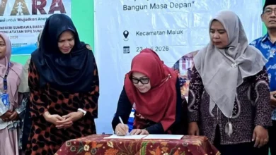 Wabup KSB, Hj. Hanipah (tengah) menandatangani dokumen KIA, didampingi Bunda PAUD KSB, Elly Rosita (kanan), dan Kepala Disdukcapil KSB, Ferial (kiri), di Kecamatan Maluk, Kamis, 23 Juli 2026.