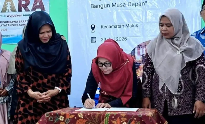 Wabup KSB, Hj. Hanipah (tengah) menandatangani dokumen KIA, didampingi Bunda PAUD KSB, Elly Rosita (kanan), dan Kepala Disdukcapil KSB, Ferial (kiri), di Kecamatan Maluk, Kamis, 23 Juli 2026.