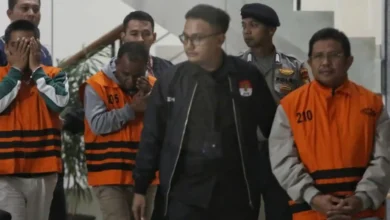 Ketiga tersangka kasus dugaan korupsi yang terjaring OTT KPK mengenakan rompi oranye, yakni Bupati Lombok Barat nonaktif Lalu Ahmad Zaini (LAZ) (kanan), Direktur Utama PT Air Minum Giri Menang, Sudirman (kiri), dan Direktur Utama PT Meconel Sistim Instrument (PT MSI), Alvonsus Gani (tengah).