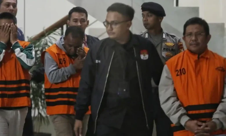 Ketiga tersangka kasus dugaan korupsi yang terjaring OTT KPK mengenakan rompi oranye, yakni Bupati Lombok Barat nonaktif Lalu Ahmad Zaini (LAZ) (kanan), Direktur Utama PT Air Minum Giri Menang, Sudirman (kiri), dan Direktur Utama PT Meconel Sistim Instrument (PT MSI), Alvonsus Gani (tengah).