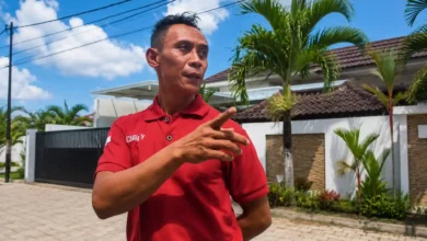 Sekuriti Komplek Jogot Madani, Isnain, saat menceritakan sosok Kepala Dinas PUPRPKP Lombok Barat, Jumat, 24 Juli 2026.