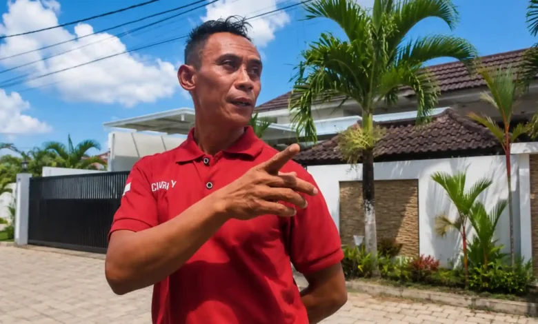 Sekuriti Komplek Jogot Madani, Isnain, saat menceritakan sosok Kepala Dinas PUPRPKP Lombok Barat, Jumat, 24 Juli 2026.