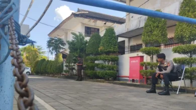 Pengamanan berlapis di kantor PT AMGM yang berlokasi di Jalan Pendidikan, Mataram, Jumat, 24 Juli 2026.