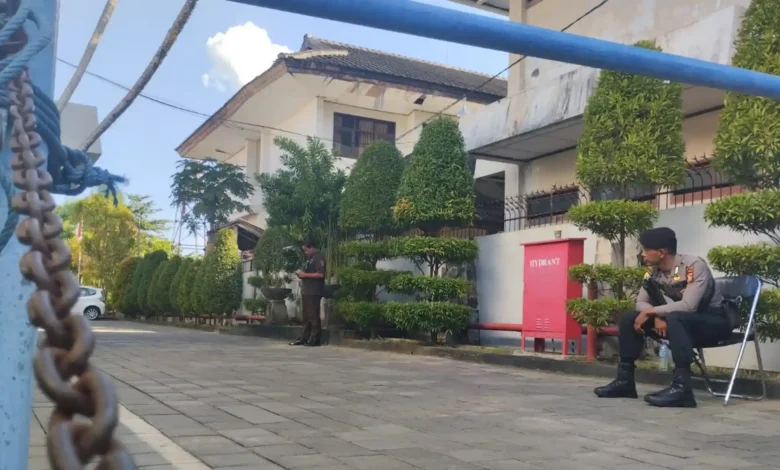 Pengamanan berlapis di kantor PT AMGM yang berlokasi di Jalan Pendidikan, Mataram, Jumat, 24 Juli 2026.