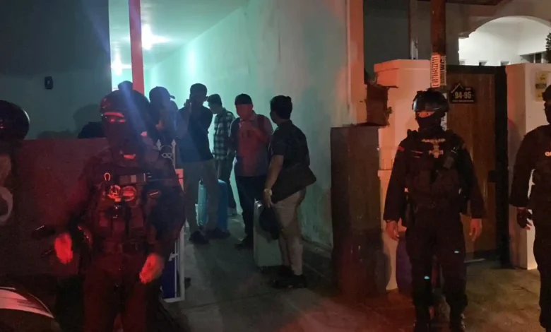 KPK setelah menggeledah rumah diduga Kantor CV. DKK di Perumahan Mavilla Rengganis, Lombok Barat, Jumat, 24 Juli 2026.