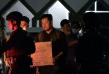 Penyidik KPK yang dikawal Brimob bersenjata lengkap saat baru keluar dari ruangan kantor PT AMGM, Jumat, 24 Juli 2026.