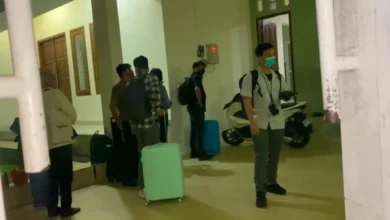 Tim dari KPK sesaat sebelum melakukan penggeledahan di rumah pribadi milik Dirut PT AMGM, Sudirman di BTN Bumi Kodya Asri, Jempong, Kota Mataram.