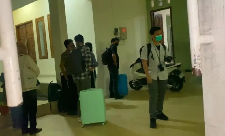 Tim dari KPK sesaat sebelum melakukan penggeledahan di rumah pribadi milik Dirut PT AMGM, Sudirman di BTN Bumi Kodya Asri, Jempong, Kota Mataram.