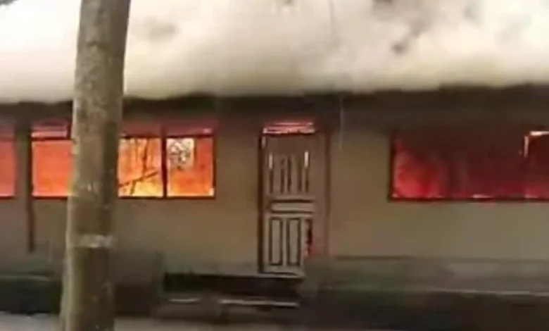 Kebakaran di Mts Nujumul Huda di Desa Lembar pada Jumat, 24 Juli 2026.