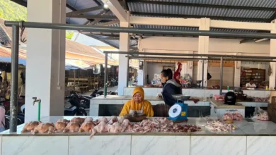 Suasana Lapak pedagang ayam potong di Pasar Tana Mira, Taliwang, Kabupaten Sumbawa Barat.