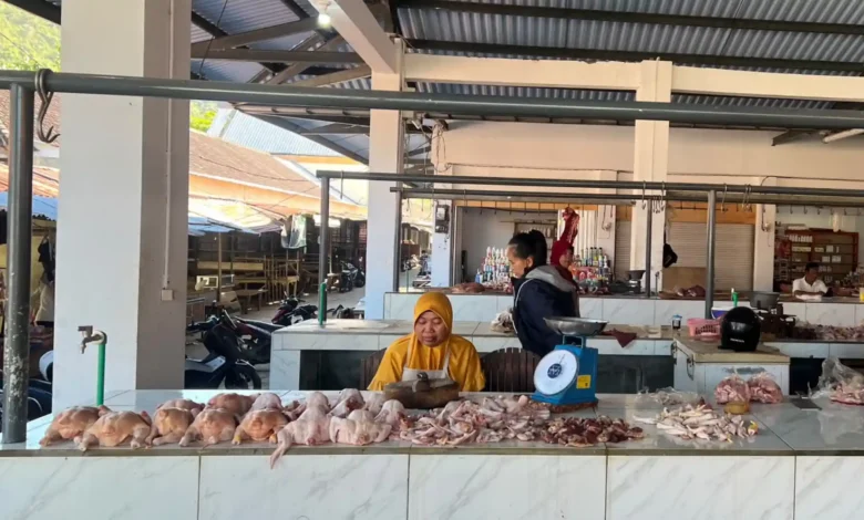 Suasana Lapak pedagang ayam potong di Pasar Tana Mira, Taliwang, Kabupaten Sumbawa Barat.