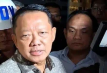 Mantan Jampidsus Febrie Adriansyah menjawab pertanyaan wartawan seusai menjalani pemeriksaan di Kejagung, Jakarta, Jumat, 24 Juli 2026 malam.