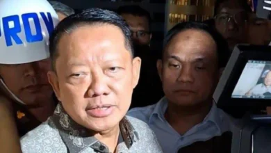 Mantan Jampidsus Febrie Adriansyah menjawab pertanyaan wartawan seusai menjalani pemeriksaan di Kejagung, Jakarta, Jumat, 24 Juli 2026 malam.