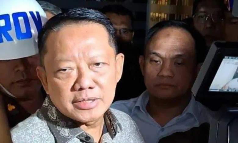 Mantan Jampidsus Febrie Adriansyah menjawab pertanyaan wartawan seusai menjalani pemeriksaan di Kejagung, Jakarta, Jumat, 24 Juli 2026 malam.