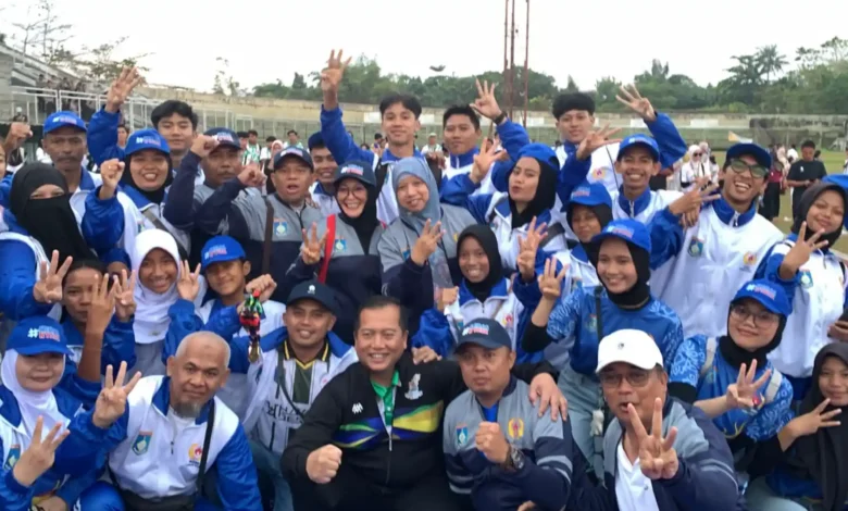 Kontingen Lobar saat berfoto bersama Gubernur NTB, Lalu Muhammad Iqbal, Sabtu, 25 Juli 2026, sore.