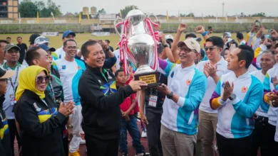 Wali Kota Mataram, Mohan Roliskana (kanan) mengangkat Piala Bergilir Juara Porprov NTB pada penutupan Porprov di GOR Turida, Sabtu, 25 Juli 2026.