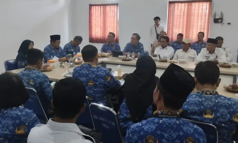 Bupati Nonaktif Lobar, Lalu Ahmad Zaini bersama Wakil Bupati dan Sekda saat melakukan Rapat Koordinasi dengan Kades di Kecamatan Batu Layar, terkait dengan Program 1 Milliar Per Desa Beberapa waktu lalu, Juni 2026.