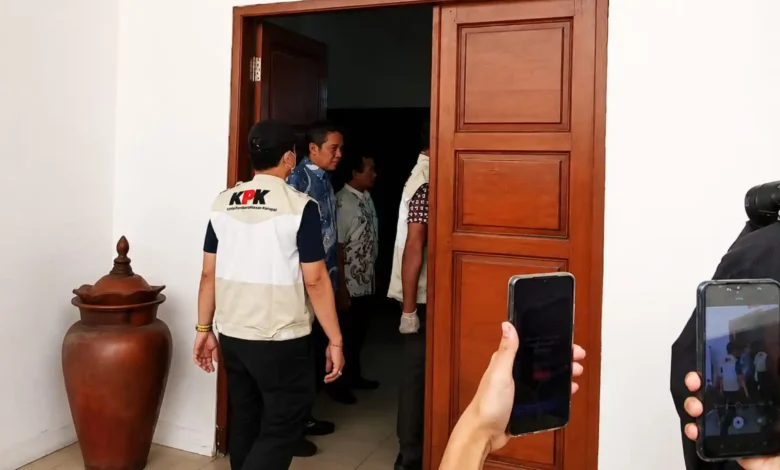 Anggota KPK saat memeriksa ruangan Sekretaris Daerah Lombok Barat beberapa waktu yang lalu, Kamis, 23 Juli 2026.