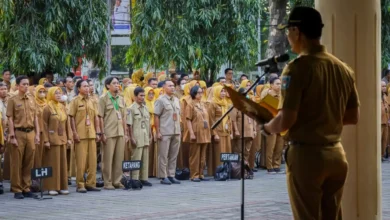 Wali Kota Mataram, Mohan Roliskana saat memimpin apel pagi, Senin, 27 Juli 2026.