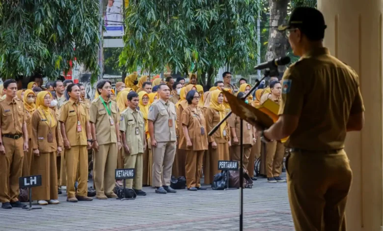 Wali Kota Mataram, Mohan Roliskana saat memimpin apel pagi, Senin, 27 Juli 2026.