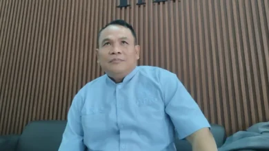 Anggota DPRD Lobar Fraksi PAN, Munawir Haris saat diwawancarai, Senin, 27 Juli 2026.