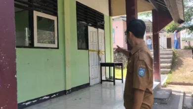 Salah seorang guru menunjukkan ruang kelas yang sudah terpasang garis polisi, Selasa, 28 Juli 2026.