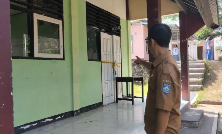 Salah seorang guru menunjukkan ruang kelas yang sudah terpasang garis polisi, Selasa, 28 Juli 2026.