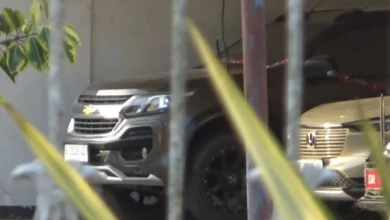 Mobil Mewah Bermerk Chevrolet yang berada di garasi Pendopo Bupati Lombok Barat sebelum dibawa KPK, Senin, 27 Juli 2026.
