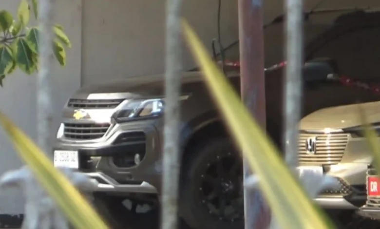 Mobil Mewah Bermerk Chevrolet yang berada di garasi Pendopo Bupati Lombok Barat sebelum dibawa KPK, Senin, 27 Juli 2026.