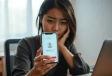 Ilustrasi wanita sedang verifikasi wajah di aplikasi Facebook.