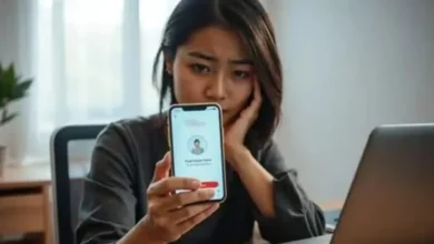 Ilustrasi wanita sedang verifikasi wajah di aplikasi Facebook.