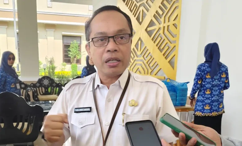 Asisten I Setda Kota Mataram, Lalu Martawang diwawancarai beberapa waktu lalu.