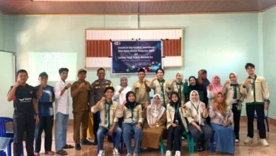 Suasana sesi foto bersama usai pelatihan pemasaran digital bagi pelaku UMKM di Desa Montong Are, Senin, 13 Juli 2026.