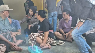 Anggota Kepolisian saat berkunjung ke rumah korban dan mengumpulkan keterangan keluarga, Selasa, 28 Juli 2026.